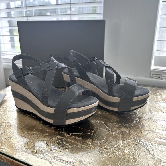 NIB Antelope Patent Grey Wedges Size 39 - Picture 2 of 6